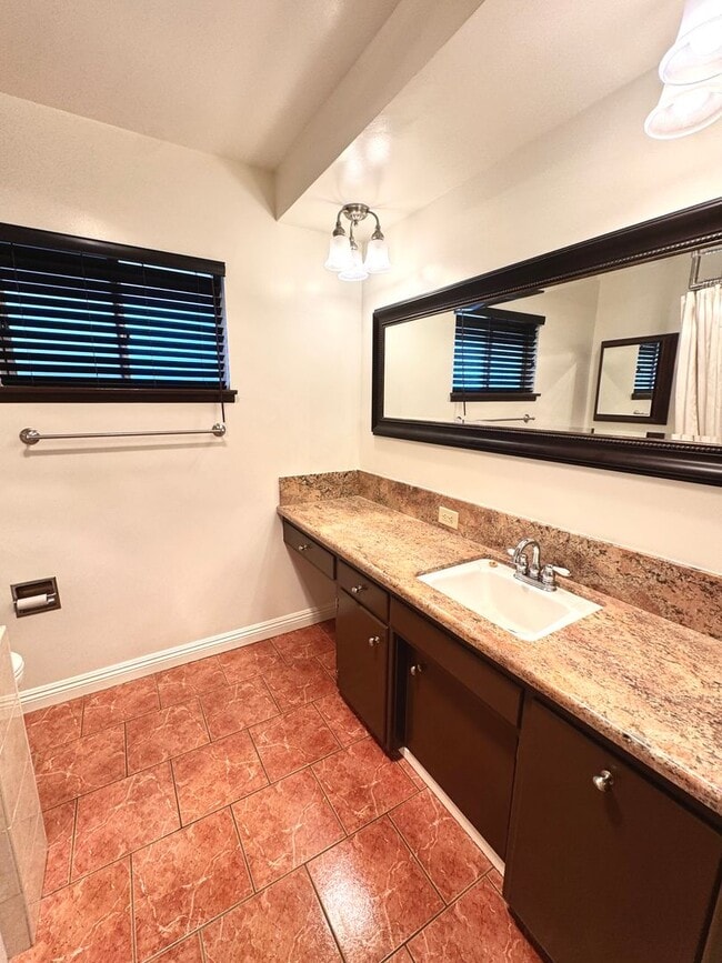 Building Photo - Light, Bright & Lovingly Maintained Claremont Home for Lease