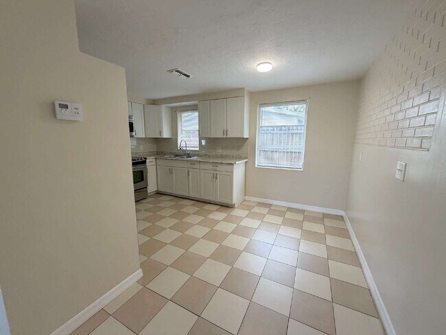 Building Photo - "Charming 3-Bed, 2-Bath on Jackson Street"