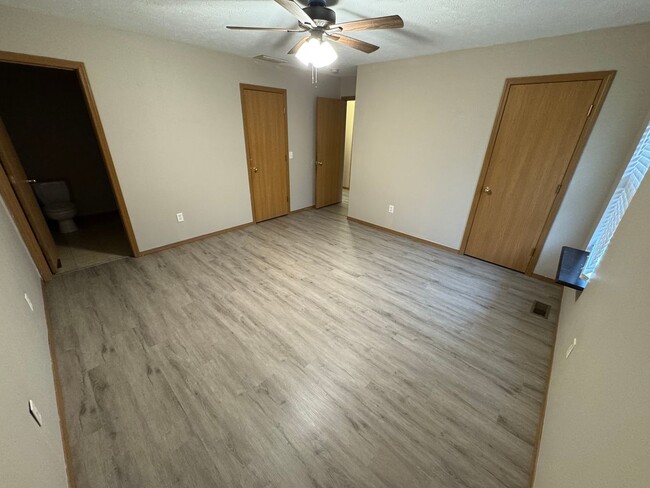 Building Photo - Updated 2 bedroom one bath apartment in be...