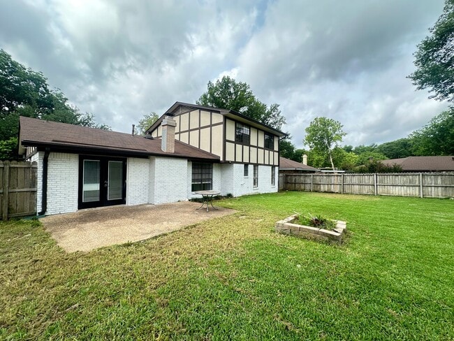 Building Photo - UPDATED IN TOWN SOUTH-LARGE 4/3 BRICK HOME-VERY NICE