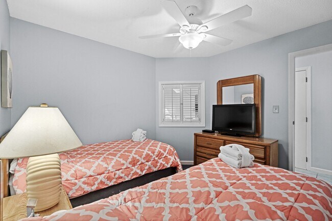 Building Photo - 1st Floor Seasonal Rental Available Octobe...