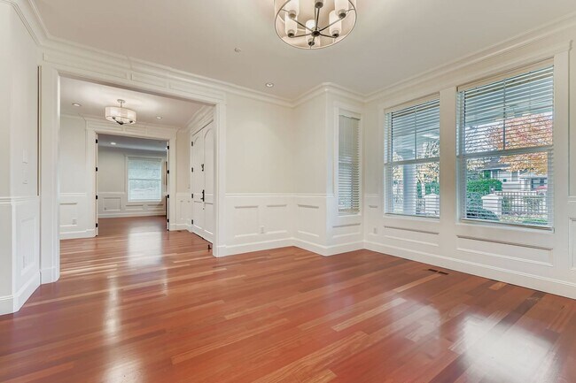 Building Photo - Stunning 5bed/5bath + Office in Prime Kirk...