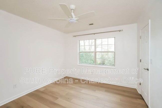 Building Photo - 1928 Oak Tree Ln