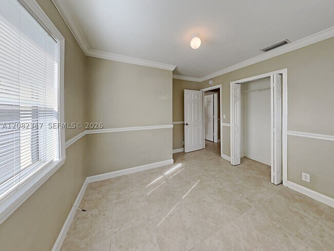 Building Photo - 913 Cochran Dr