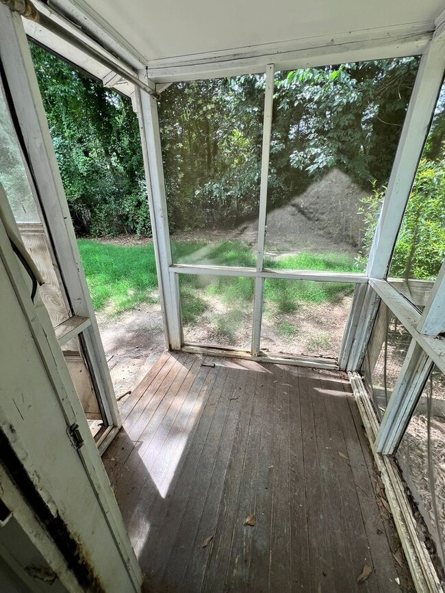 Building Photo - 3 bedroom home Great location!