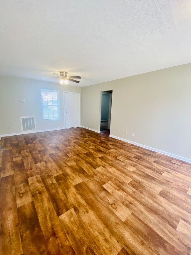Building Photo - 3 Bed Home close to FT Campbell and I-24