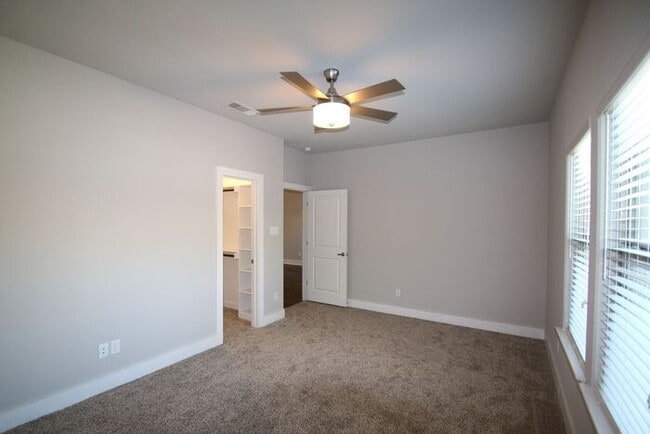 Building Photo - Incredible 3/2 Duplex Home ** Lovely Open ...