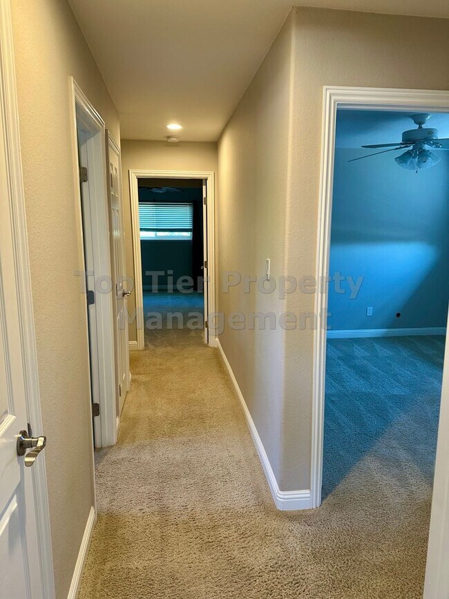 Building Photo - Spacious 4 Bed / 2.5 Bath / 2,106 Sqft Mar...