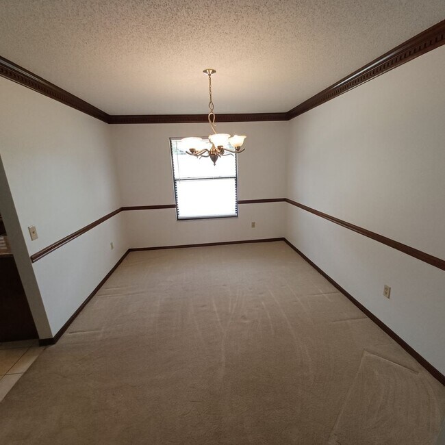 Building Photo - 2295 Foxwood Dr
