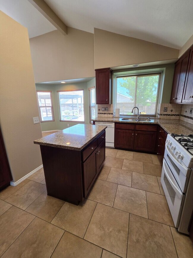 Building Photo - Spacious 4 Bedroom 2 bath Home in Victorville – Landscaping Included!