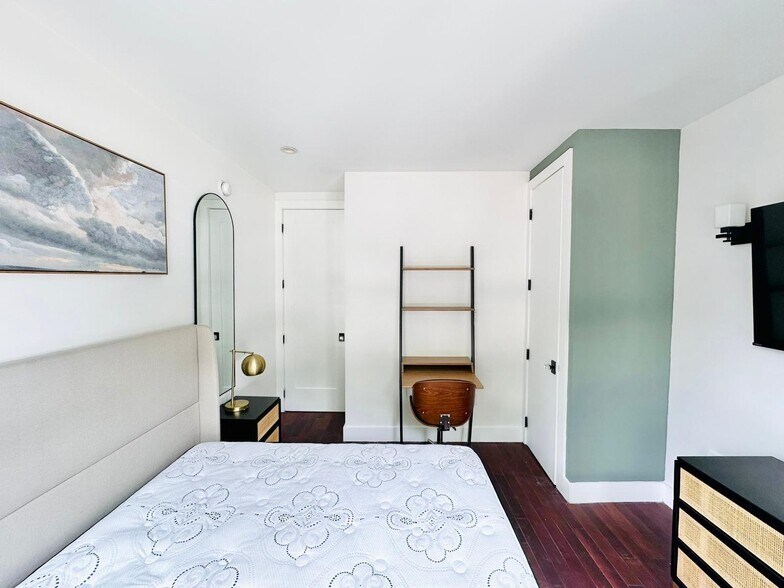 Building Photo - Furnished room/NOT APARTMENT