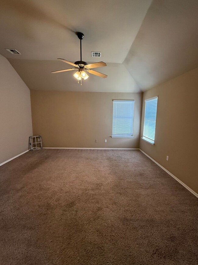 Building Photo - Beautiful home located by Heart Hospital o...