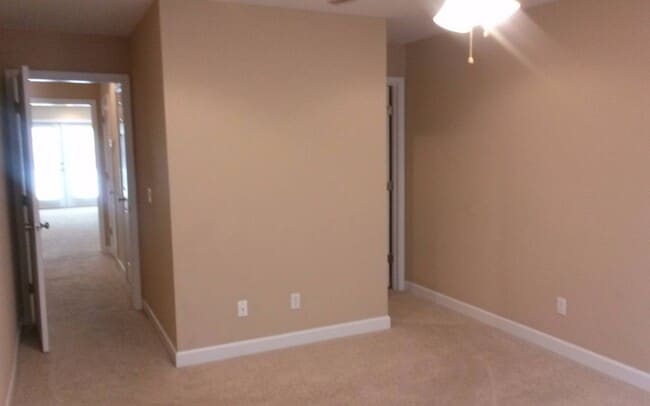 Building Photo - Eagle Landing - End Unit!