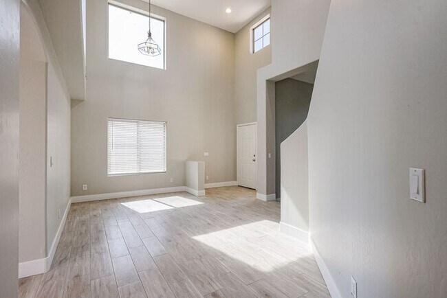 Building Photo - Beautiful 4 Bed 2000+ SFT property in Wind...