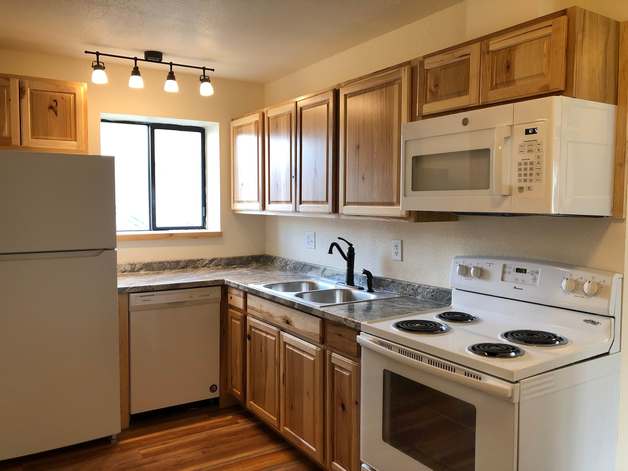 Building Photo - 605 Princeton Ave N