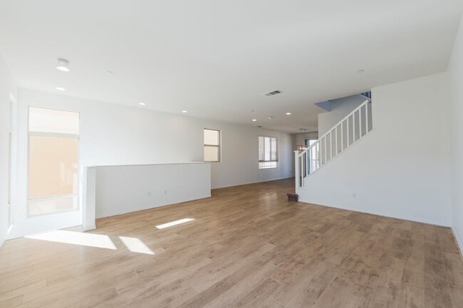 Building Photo - Secured and Quiet Townhome in Private Comm...