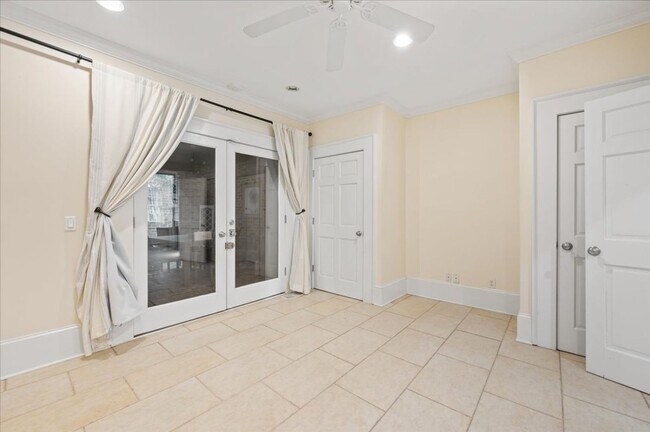 Building Photo - Adorable 1 bedroom apartment. Ground floor...