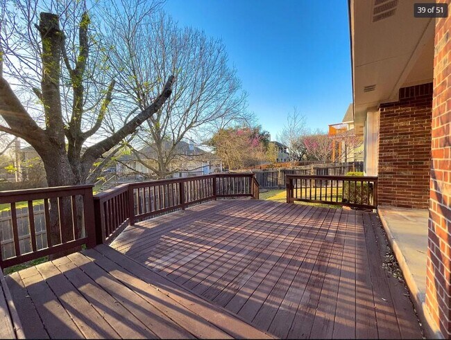 Building Photo - 2219 Speidel Dr