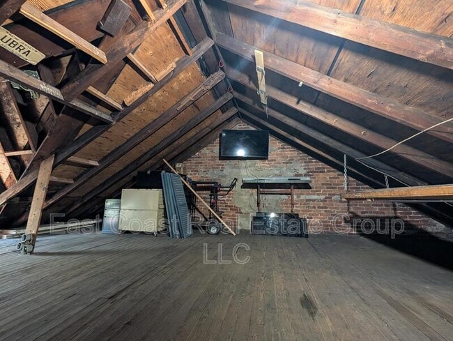 Building Photo - 304 1/2 W Martin St