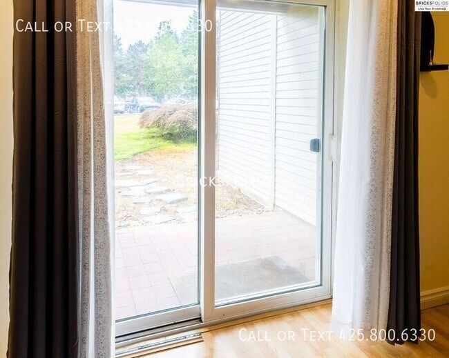 Building Photo - Prime Bellevue Condo, conveniently located...