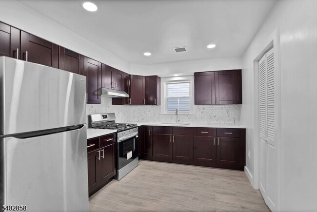 Building Photo - 651 S 17th St