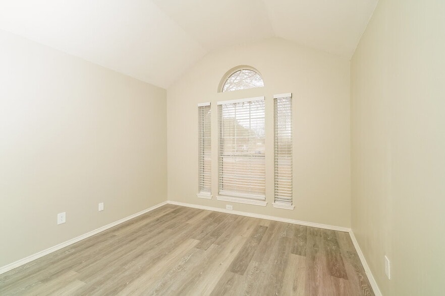 Building Photo - 100 Sandlewood Ln