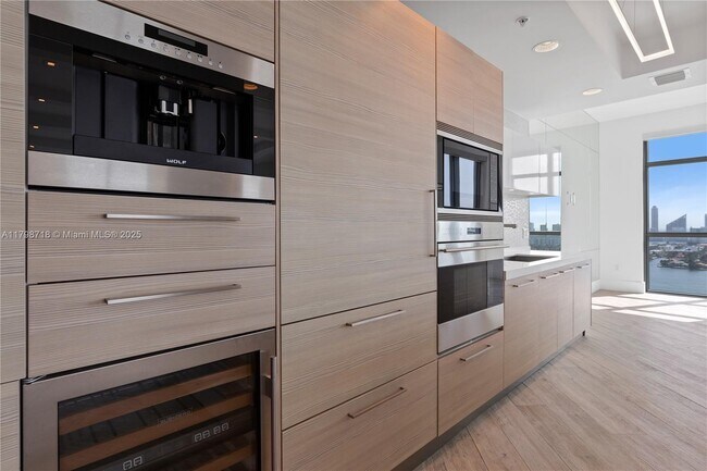 Building Photo - 17301 Biscayne Blvd
