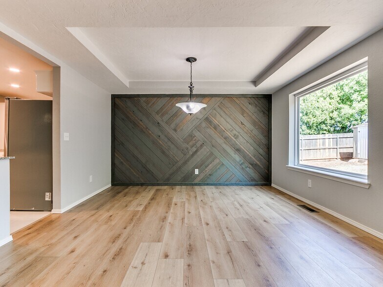 Building Photo - 9906 Mantle Dr