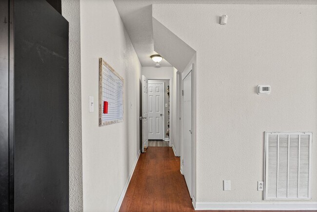 Building Photo - 919 Van Buren Ave