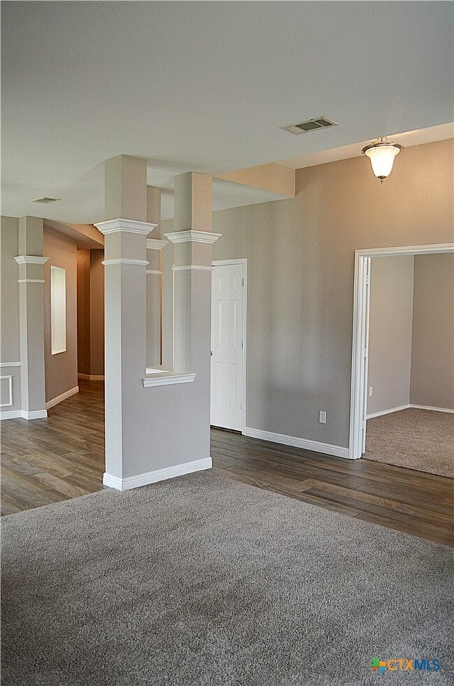 Building Photo - 423 Reservation Dr