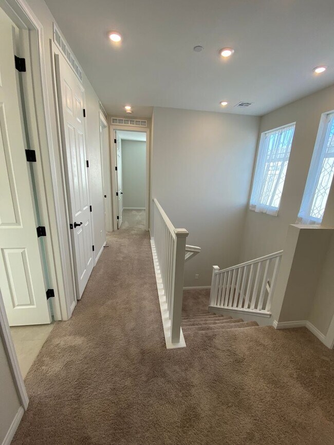 Building Photo - AMERICANA Property Mgmt - 3beds - 2 1/2baths Newly Townhouse in Henderson.