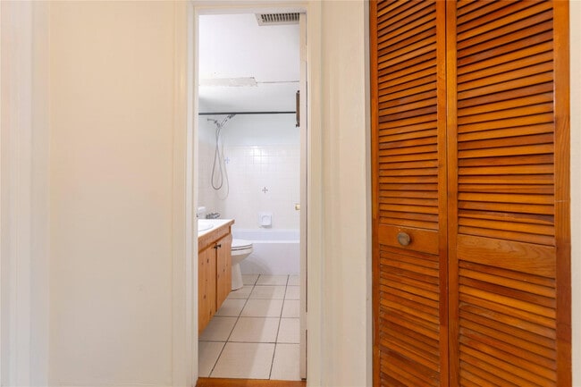 Building Photo - 1001 SE 16th St