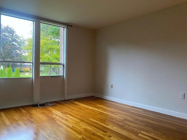 Building Photo - 160 Fairfield Woods Rd