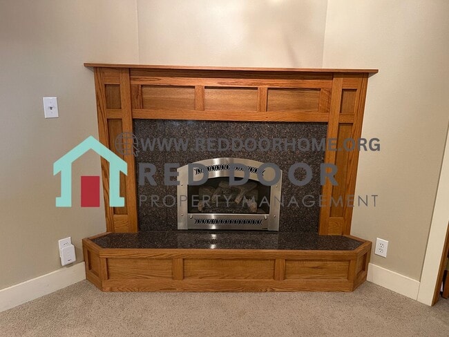 Building Photo - 4 bed / 2 bath Home with Tesla charging station