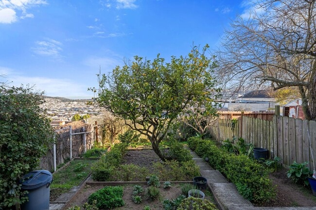 Building Photo - UPDATED LARGE BRIGHT 1800sf 3BR/2BA/1GR In...