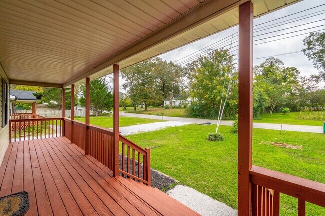 Building Photo - Charming, Pet-Friendly Home in East Ridge — Roomy Yard, Updated Features & Great Location!