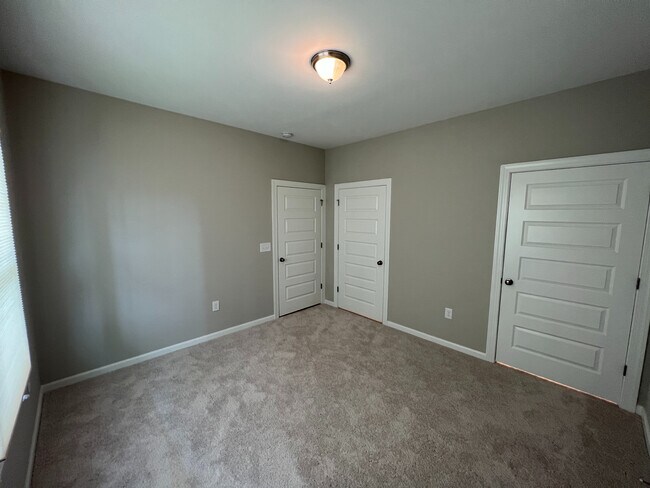 Building Photo - Room in House on Tawny View Ln