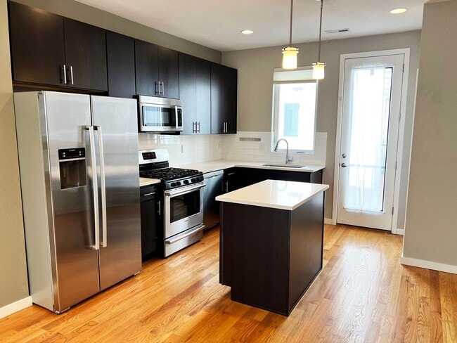 Building Photo - Luxury Slot-Style Town Home in the Heart of RiNo