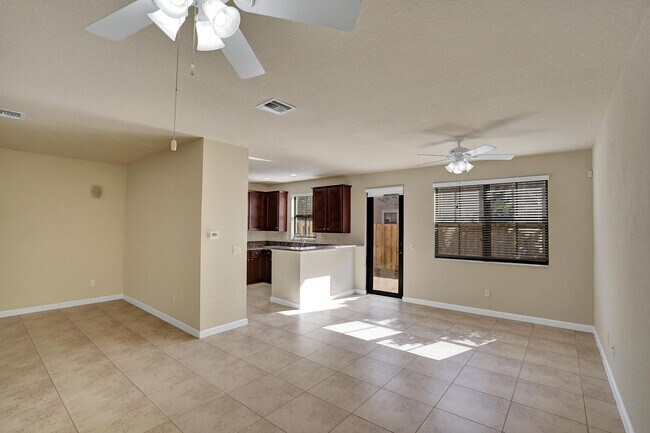 Building Photo - Gorgeous Townhome in Parkland