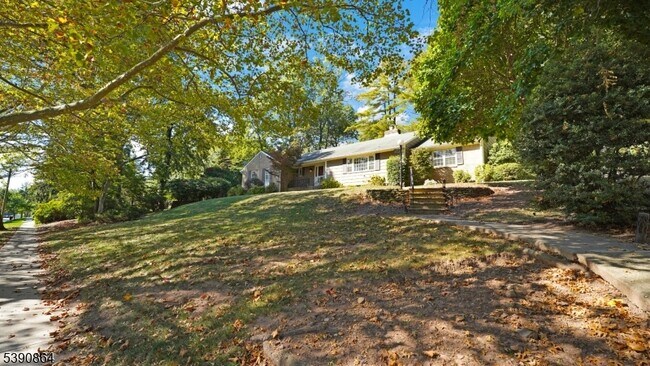 Building Photo - 174 S Mountain Ave