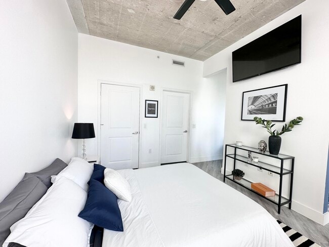 Building Photo - 300 S Australian Ave