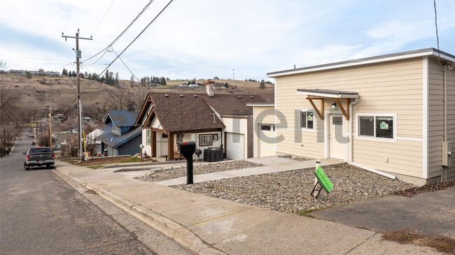 Building Photo - 307 E Thorn St