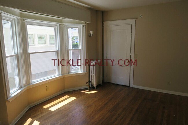 Building Photo - 368 Alexander St