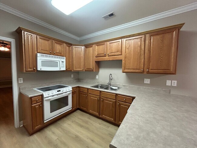 Building Photo - Freshly Renovated 2-Bed, 2-Bath Home