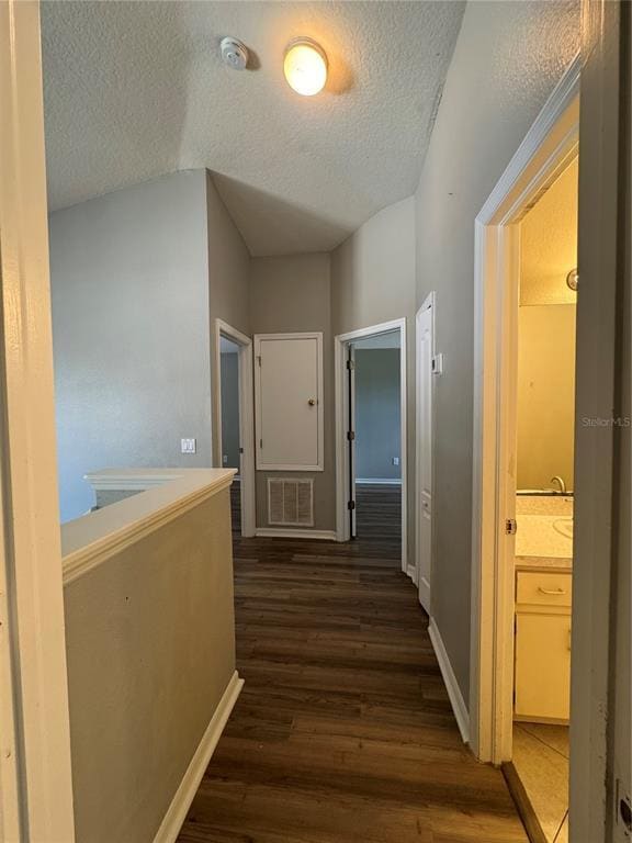 Building Photo - 18006 Birdwater Dr