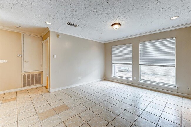 Building Photo - 2010 Hickory Glen Dr