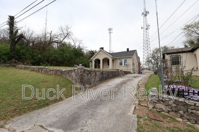 Building Photo - 504 W 6th St