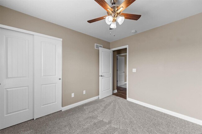 Building Photo - 101 Shadow Pointe Dr