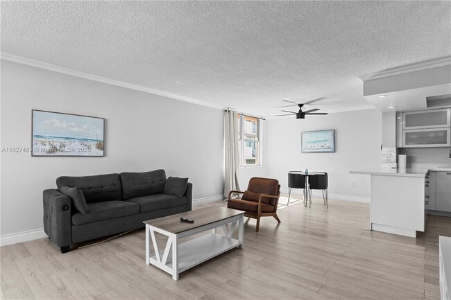 Building Photo - 9440 W Bay Harbor Dr