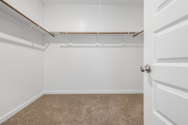 Building Photo - 38746 Yellowstone Dr